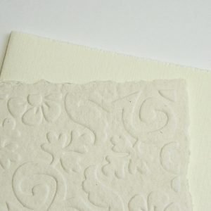 Weiße Seedgirls-Karte aus Samenpapier, handgeprägt mit Einleger aus Büttenpapier für blühende Grüße