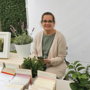 Katja vom Seedgirls-Team am Stand bei einer Ausstellung