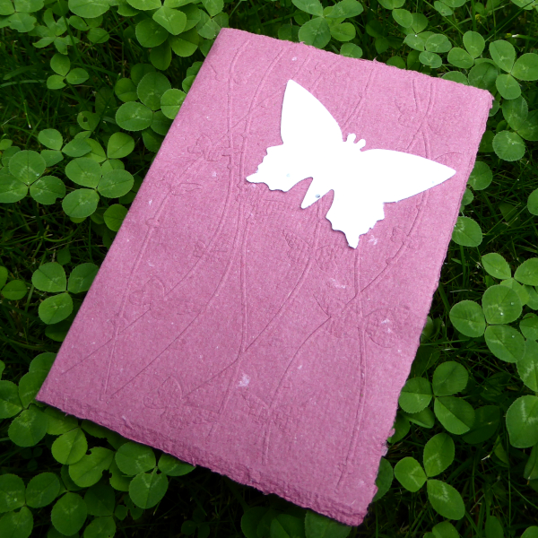Seedgirls-Karte, Schmetterling-Element, weiß, aus samenpapier auf himbeerfarbener Karte, geprägt und handgeschöpft