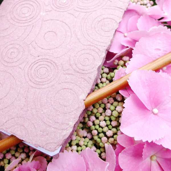 Seedgirls - handgeschöpftes rosa Notizbusch, geprägte Kreise auf Hortensie